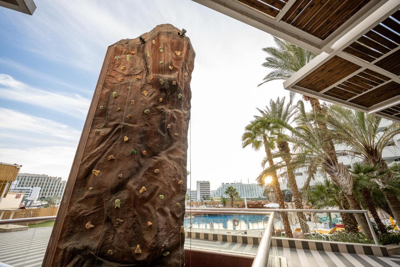 Vert Hotel Eilat By Afi Hotels المظهر الخارجي الصورة The rock climbing wall at the Atlantis Paradise Island