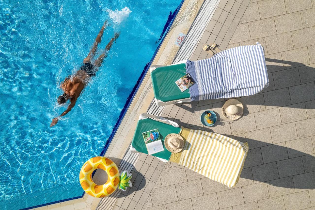 Vert Hotel Eilat By Afi Hotels المظهر الخارجي الصورة A poolside scene