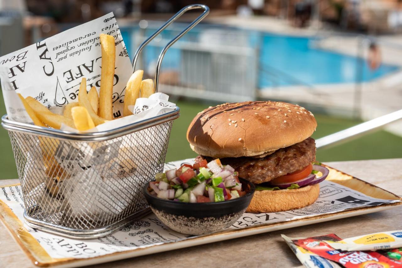 Vert Hotel Eilat By Afi Hotels المظهر الخارجي الصورة A hamburger with chips