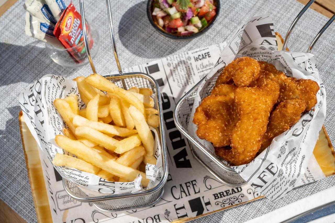 Vert Hotel Eilat By Afi Hotels المظهر الخارجي الصورة Schnitzel and chips